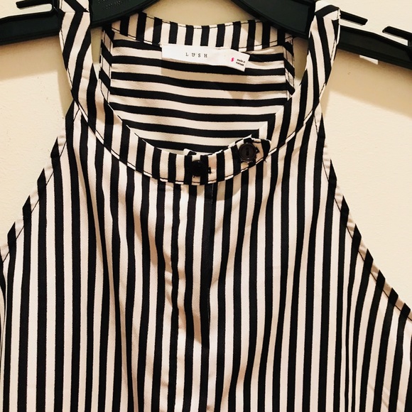 Darling Razor-back Top Show off your shoulders! - Picture 2 of 4